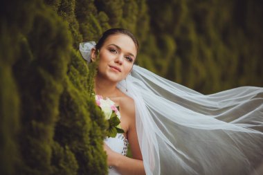 Gelin portre üzerinde yeşil ağaçlar açık