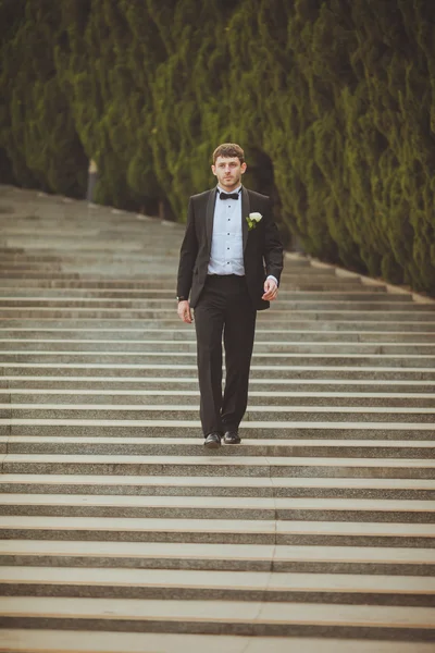 Groom andando na escadaria — Fotografia de Stock