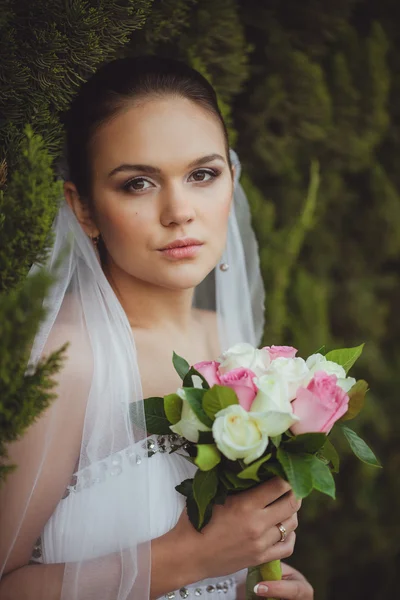 Retrato de noiva sobre árvores verdes ao ar livre — Fotografia de Stock