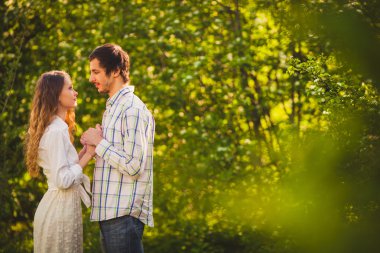 mutlu çiftimiz parkta yürüyüş