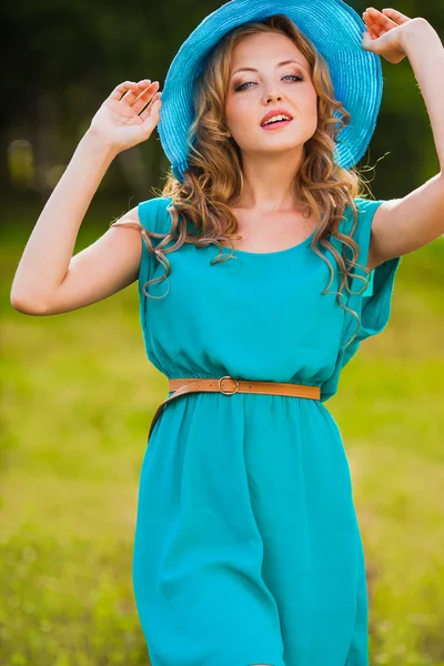 Glada blonda kvinnan bär hatt — Stockfoto