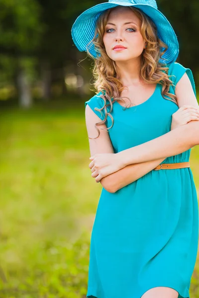 Sarışın kadın giyiyor şapka — Stok fotoğraf