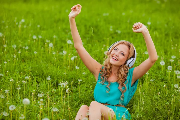 Ritratti donna con cuffie — Foto Stock