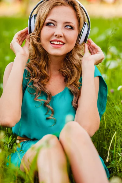 Retratos de mulher com fones de ouvido — Fotografia de Stock