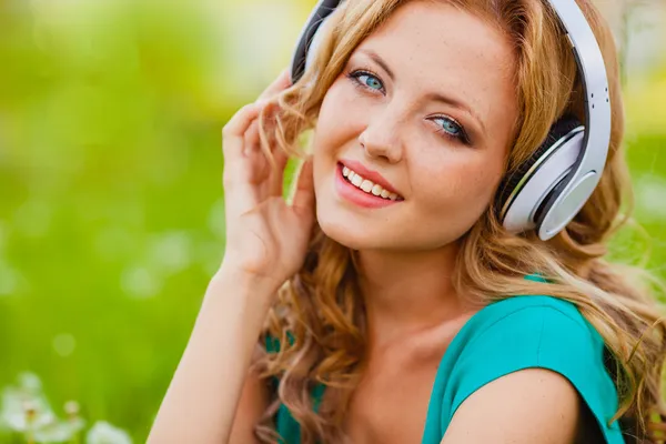 Cara de mujer de primer plano con auriculares —  Fotos de Stock