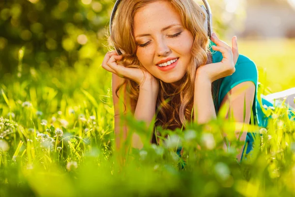 Primo piano volto donna con cuffie — Foto Stock