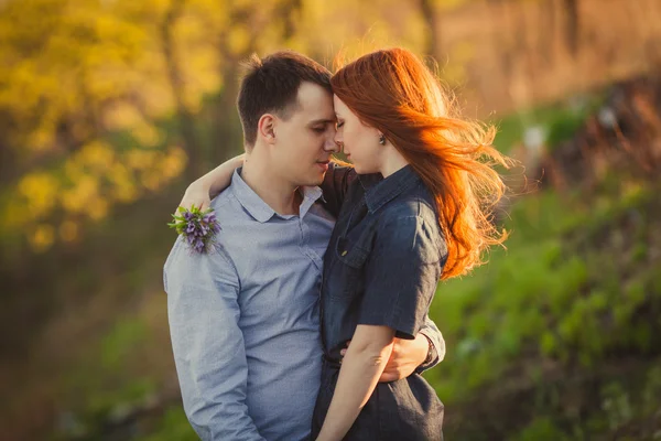 Пара цілується стоїть на відкритому повітрі серед кущів — стокове фото