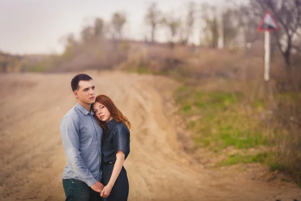 Pareja abrazándose al aire libre — Foto de Stock