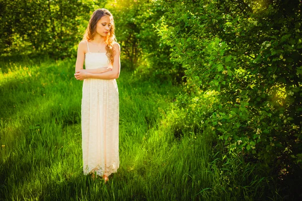 Žena v letním parku — Stock fotografie