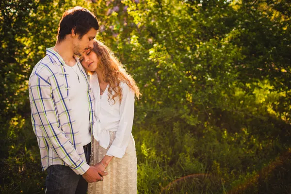 Pareja enamorada de pie en el parque de verano —  Fotos de Stock