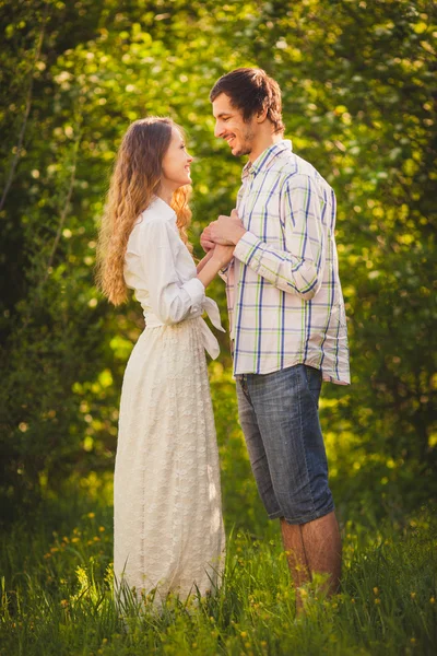 Casal feliz andando no parque — Fotografia de Stock