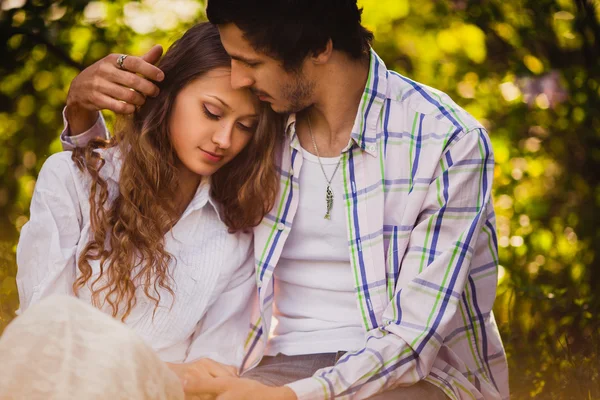 Pareja enamorada sentada en el parque de verano — Foto de Stock