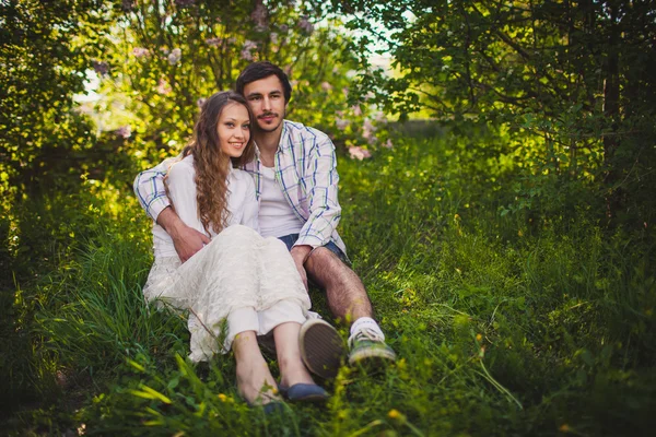 Pareja enamorada sentada en el parque de verano — Foto de Stock