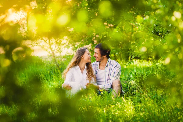 Pareja enamorada sentada en el parque de verano — Foto de Stock