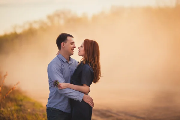 Par omfattar stående på vägen i dammet — Stockfoto