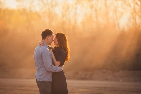 Couple embracing standing on the road in the dust — Stock Photo, Image