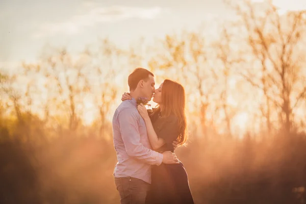 Couple kissing standing on the road in the dust — Stock Photo, Image