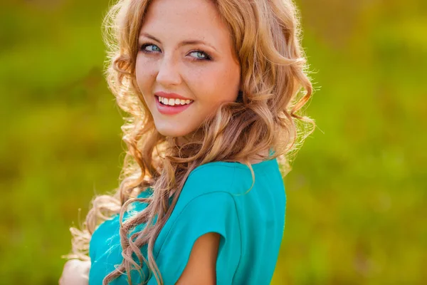 Primer plano cara de mujer feliz al aire libre — Foto de Stock