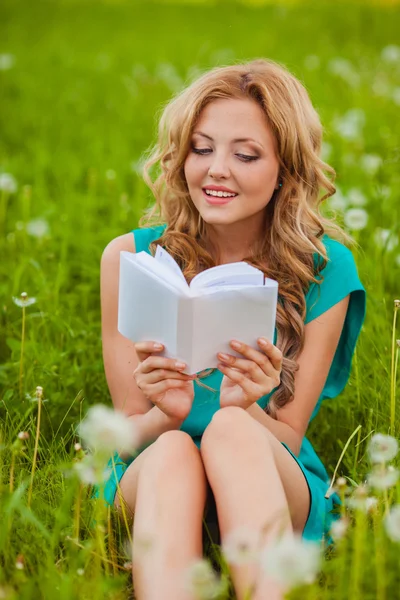 Серьезная женщина, читающая книгу на открытом воздухе — стоковое фото