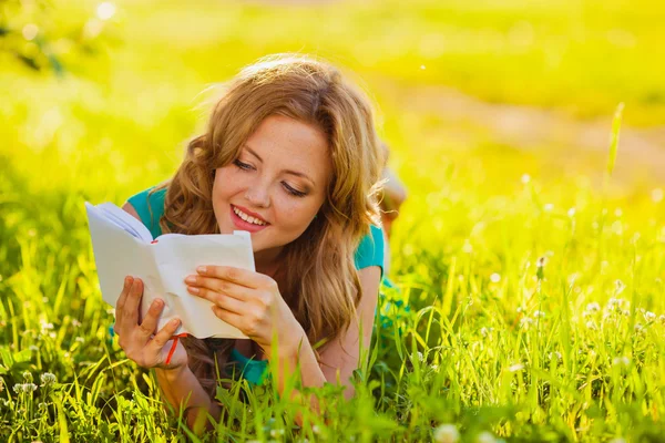 Gelukkige vrouw leesboek buitenshuis — Stockfoto