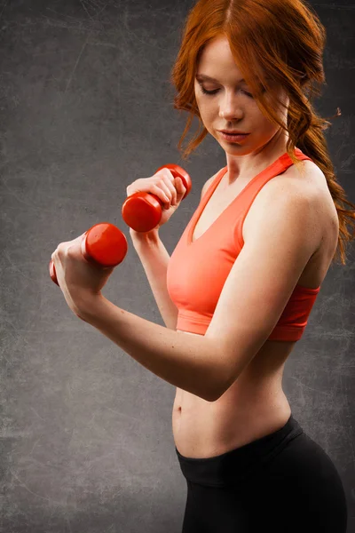 Woman exercising with dumbbells — Stock Photo, Image