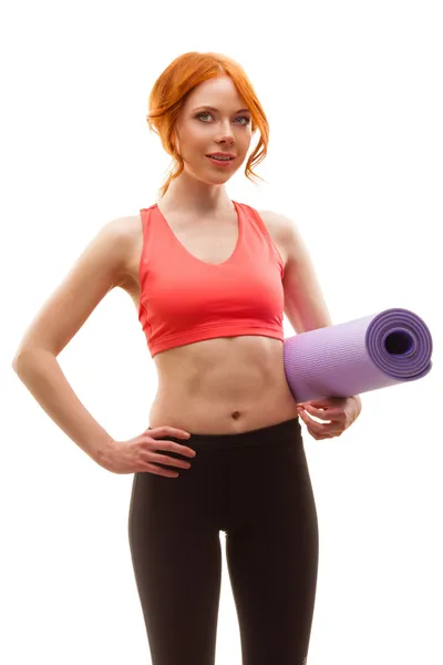 Mujer sosteniendo alfombra de fitness —  Fotos de Stock