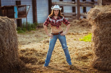 kovboy kız model çiftlikte poz
