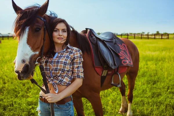 Žena pózuje s koněm — ストック写真
