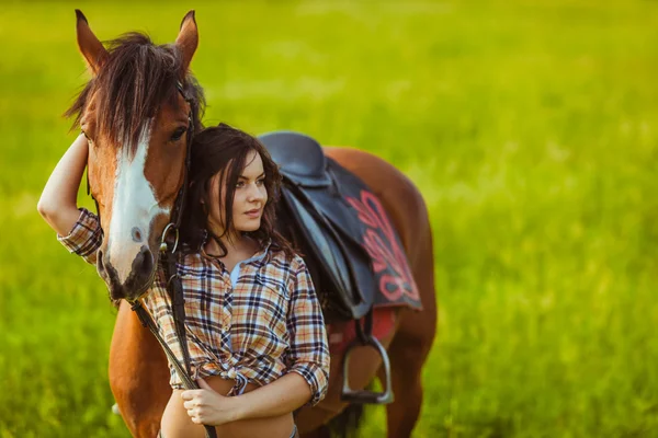 Žena pózuje s koněm — Stock fotografie