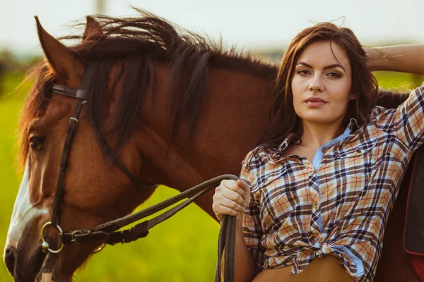 Frau posiert mit Pferd — Stockfoto