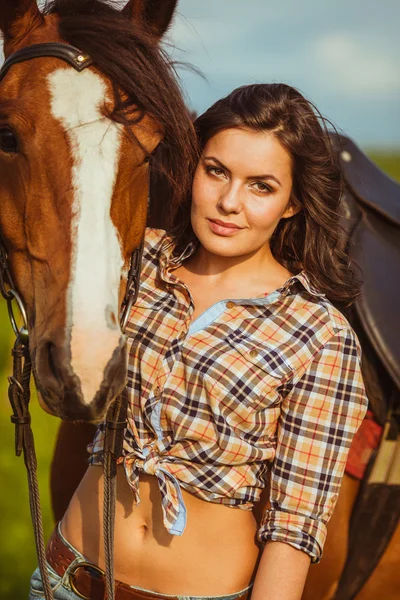 Femme posant avec le cheval — Photo