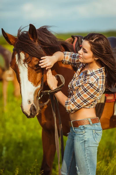 Frau posiert mit Pferd — Stockfoto