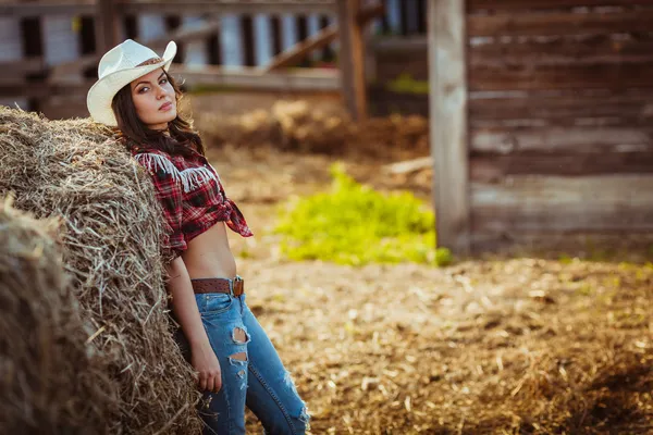 Cowgirl model berpose di pertanian — Stok Foto