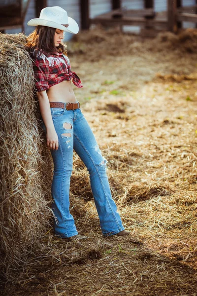 Cowgirl modello in posa in fattoria — Foto Stock