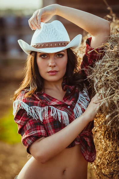 Cowgirl modell pózol a farm — Stock Fotó