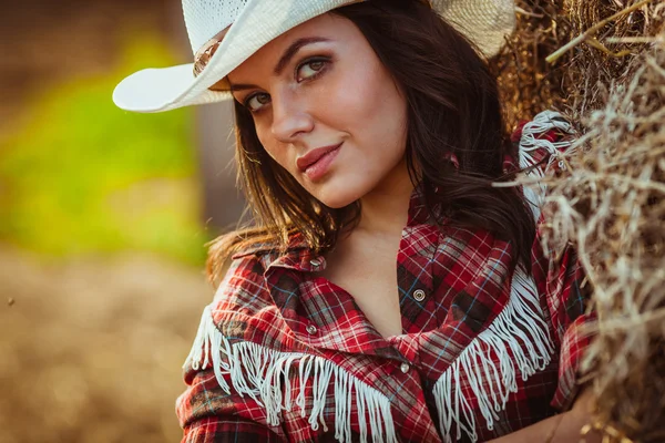 Cowgirl Modell posiert auf Bauernhof — Stockfoto