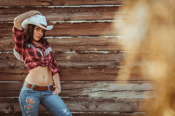 Cowgirl model poseren op boerderij — Stockfoto