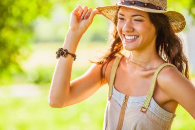 mutlu kız yaz parkta yürüyüş