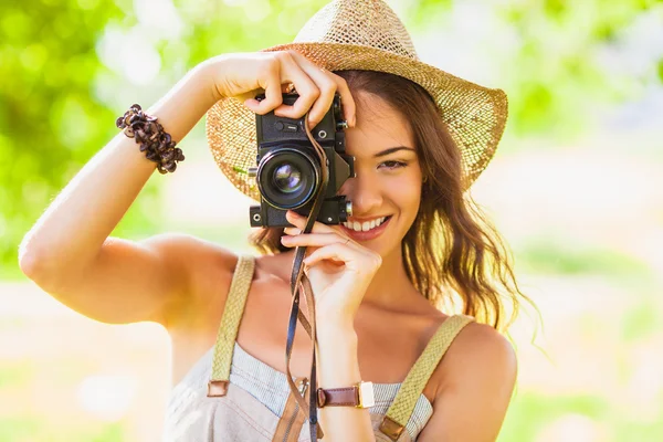 Menina feliz com câmera ao ar livre — Fotografia de Stock