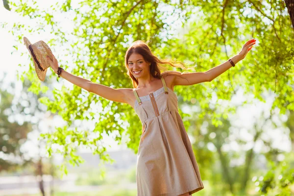 Glückliches Mädchen, das im Sommerpark spaziert — Stockfoto