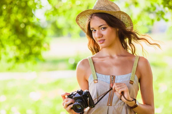 Glad ung flicka med kamera utomhus — Stockfoto