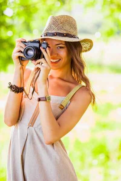 Felice giovane ragazza con macchina fotografica all'aperto — Foto Stock