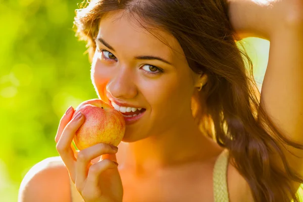 クローズ アップ女の子の肖像画は、リンゴを押し — ストック写真