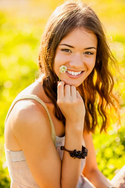 Närbild glad tjej utomhus porträtt — Stockfoto