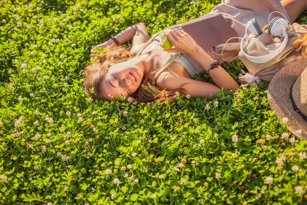 Kobieta leżąca na trawie — Zdjęcie stockowe