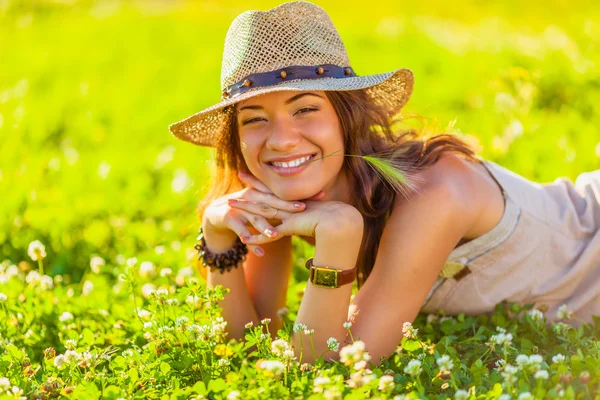 Frau liegt auf Gras — Stockfoto