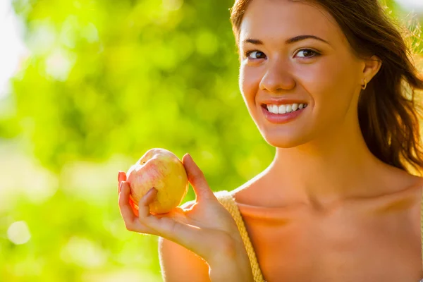 Closeup girl portrait holding apple — Stock Photo, Image