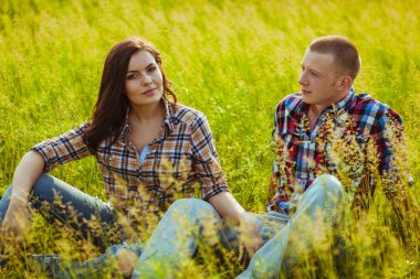 çimlerde oturan Çift