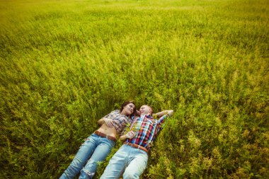 Çimenlerin üzerinde yatan çift