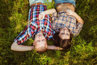 Çimenlerin üzerinde yatan çift